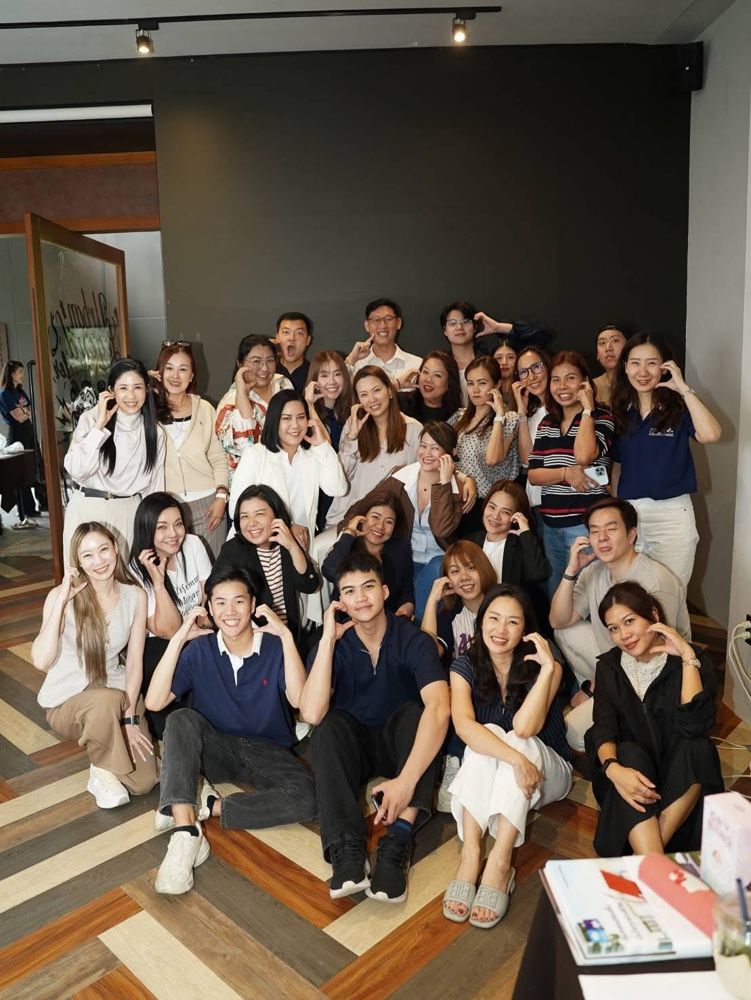 ทีมงาน A17 ถ่ายรูปรวมทำมือรูปหัวใจ